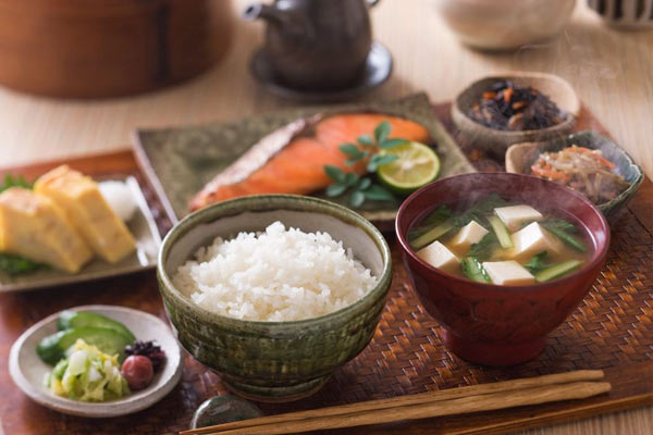 Phong cách ăn uống Nhật Bản thể hiện qua số bữa ăn mỗi ngày 